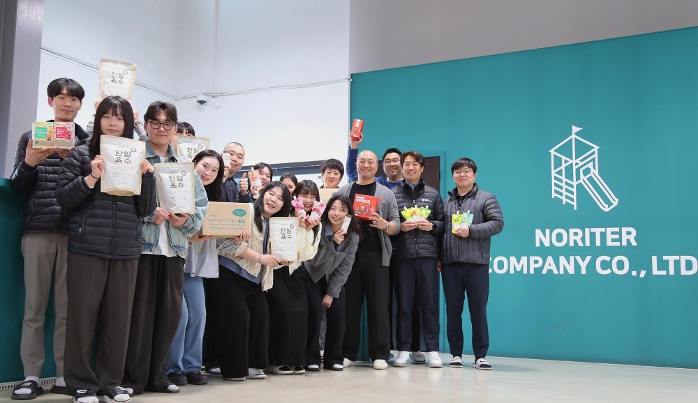 CPLB의 파트너사 놀이터컴퍼니의 임직원들이 쿠팡 PB 제품과 함께 사진 촬영을 하고 있다.