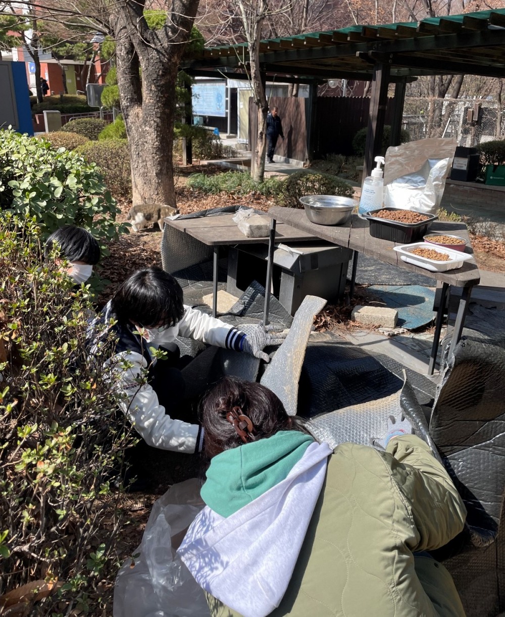 네츄럴코어는 지난 28일(금) 중앙대학교에 방문해 냥침반 학생들과 함께 길고양이 배식소 4곳을 정비하고 신규 배식소로 교체하는 봉사활동을 진행했다.