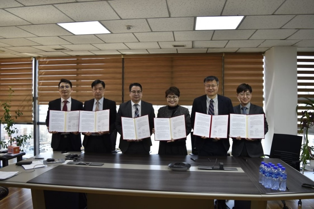 사진=(좌측부터) 2HM재단 조레오이사, 마이폴교육재단 박왕근이사장, 몽골 교육청장, 월드케이팝센터 김인덕회장, 마이폴학교 이영상교장, Tooing 박종철대표