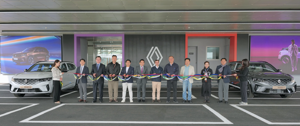 9일 개최된 르노코리아 부산 물류센터 고객 출고장 개관식에서 르노코리아 스테판 드블레즈 사장(왼쪽에서 여섯번째)을 비롯한 내빈들이 기념사진을 촬영하고 있다.