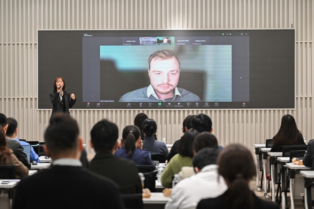 ‘EU 진출 세미나’에서 마크 에밀 탈리베레 탈린시청 혁신 전문가가 ‘글로벌 테스트베드(PoC) 지원사업 안내’를 주제로 발표를 하고 있다.