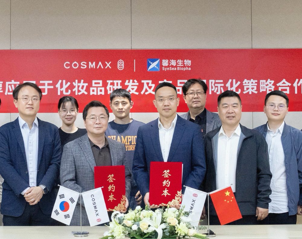 <지난달 26일 중국 상하이 코스맥스차이나 R&I센터에서 진행된 업무협약식에서 박명삼 코스맥스차이나 R&I센터 연구원장(왼쪽 세번째)과 위홍웨이(于洪巍) 중국 저장대학(浙江大学) 화학공정 및 생물공정연구소 교수 겸 신하이생물과학기술사 대표(오른쪽 두번째), 주웨이밍(朱伟明) 신하이생물과학기술사 공동대표(오른쪽 네번째)가 기념 촬영을 하고 있다. (사진=코스맥스)>