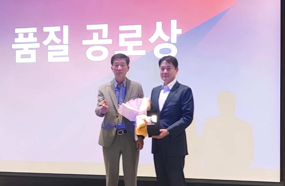 10일 개최된 르노코리아 협력사 품질 컨벤션에서 르노코리아 품질본부 백주형 본부장이 협력사 동원테크에 공로상을 수여하고 있다.