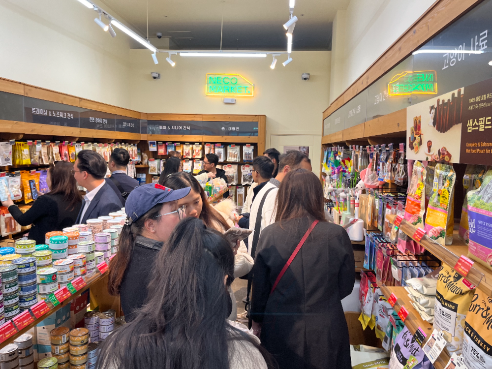 베트남 파트너사 관계자 및 현지 소비자들이 네츄럴코어 브랜드샵인 ‘네코마켓 미금점’에서 제품을 둘러보는 모습
