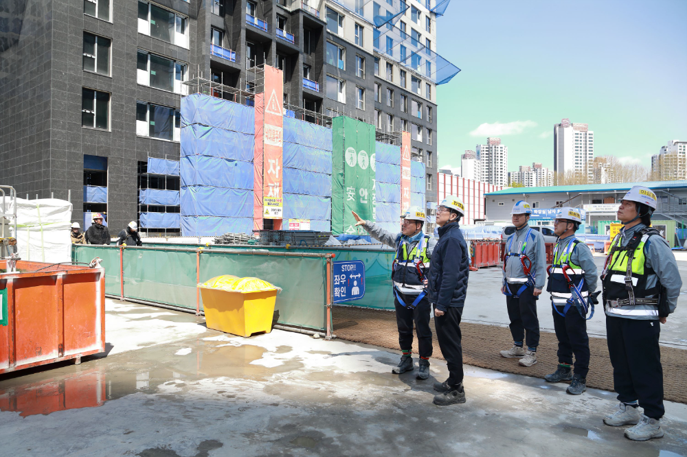 추락위험이 있는 작업공간을 점검하는 모습