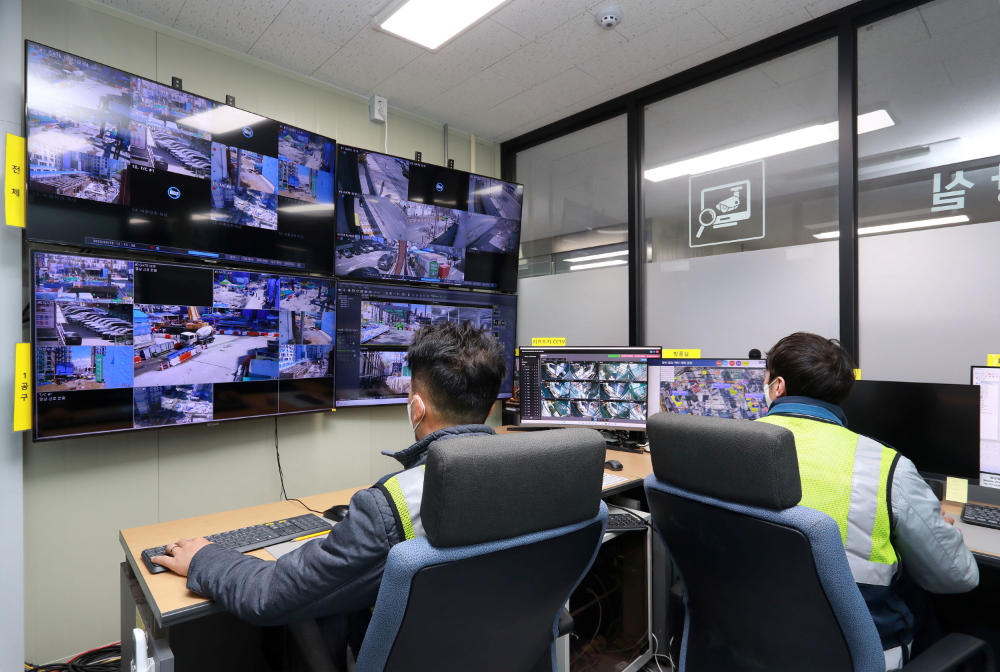 지능형 CCTV를 활용한 상황실에서 현장을 모니터링하는 모습