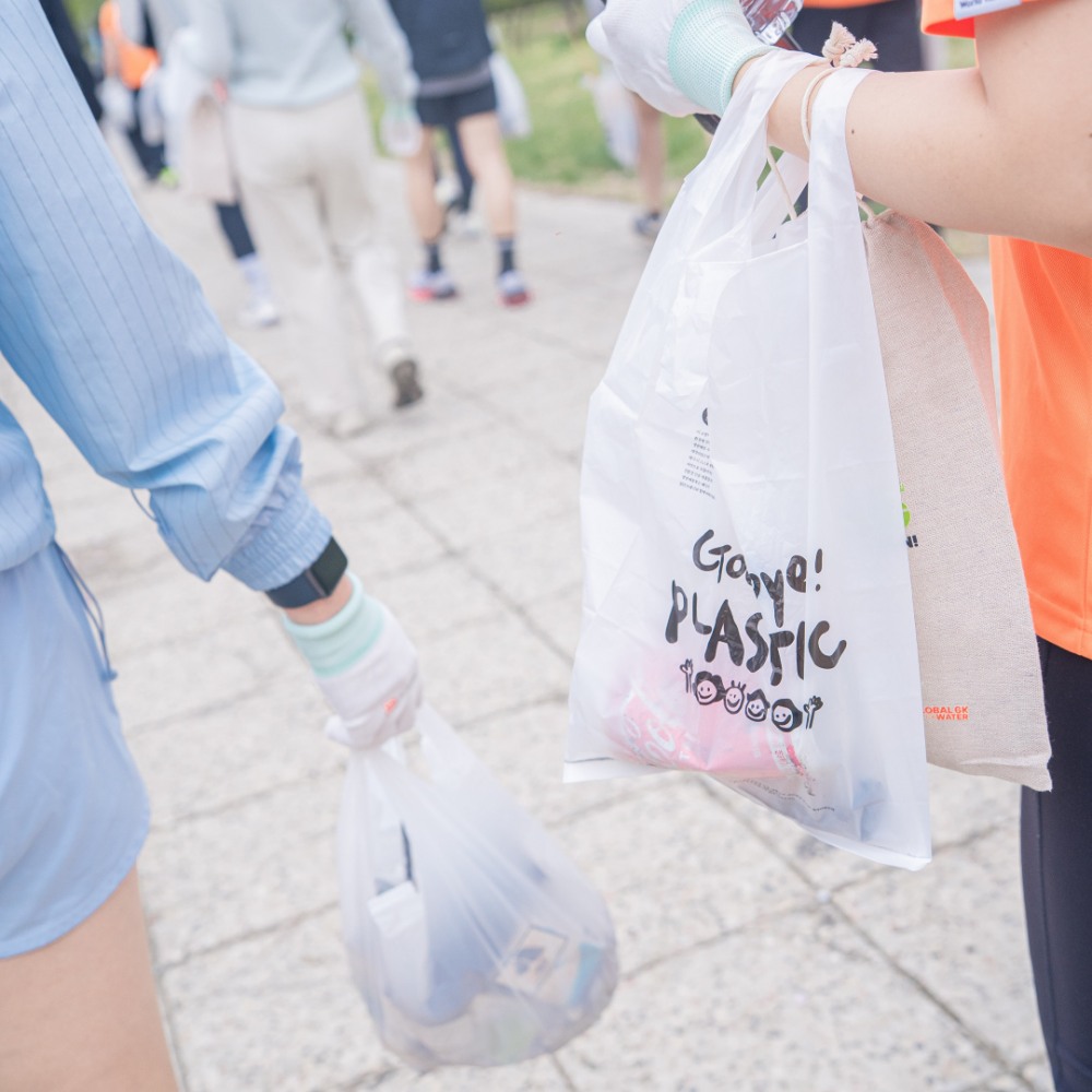 풀무원샘물, 지구의 날 맞아 월드비전과 진행한 ‘플로깅런’ 성료…지구환경 캠페인 강화