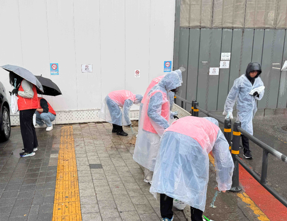 ▲ 코레일유통이 ‘지구의 날’ 맞아 ‘민관협력 꽁냥꽁냥 캠페인’에 동참해 담배꽁초를 줍고 있다.