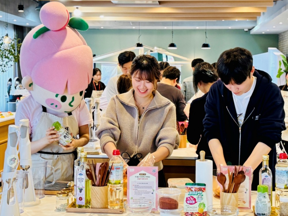 ‘새미네부엌X쿠첸 집밥 팝업’에 참가한 참여자들이 집밥을 직접 요리하고 있다.