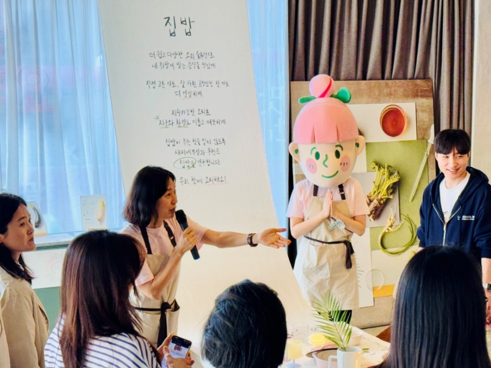 팝업 참가자들이 집밥의 가치에 대해 함께 이야기를 나누고 있다.