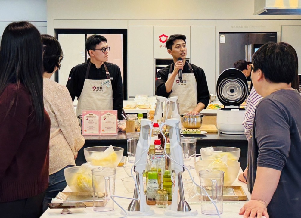 샘표 우리맛 연구원이 요리 시연을 선보이고 있다.