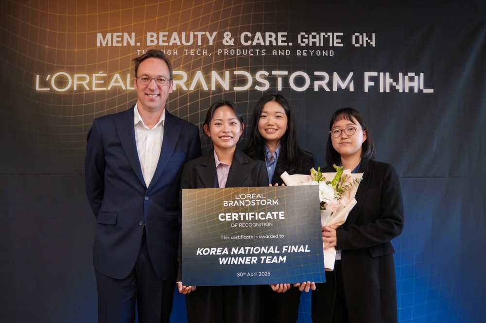 쪽부터 로레알코리아 사무엘 뒤 리테일 대표, ‘헤어리 스타일즈’ 팀의 현채은, 유하영, 김서연.