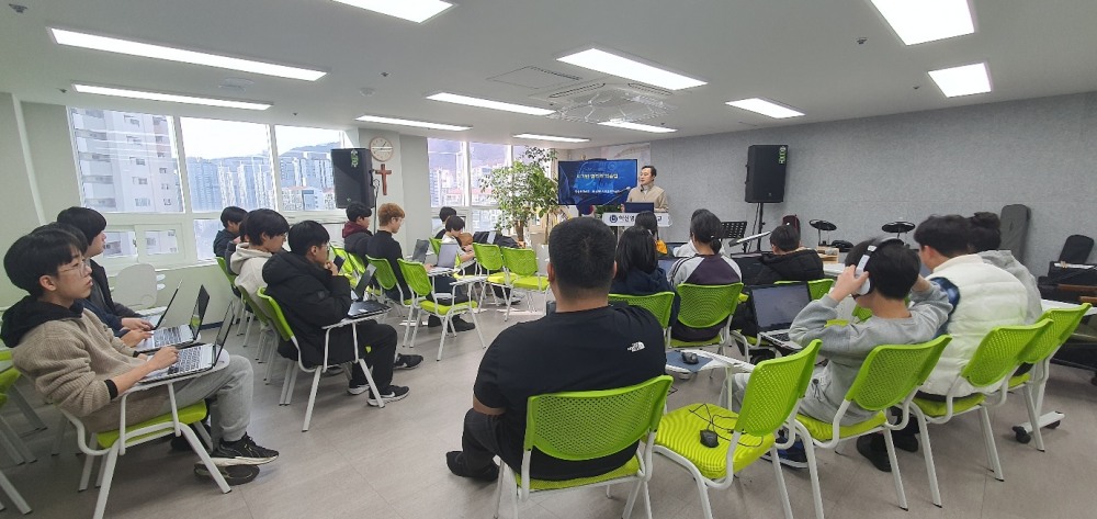 사진 설명=국제 혁신영재사관학교가 마상욱 교수를 초청해 AI를 활용한 멜리츠 학습법 특강을 진행하고 있다.