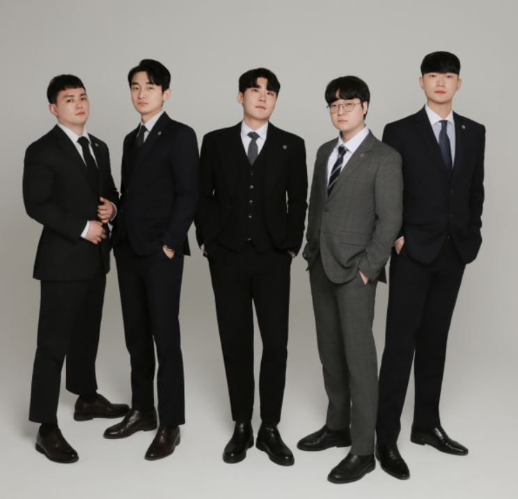 사진=염현수 대표(가운데)