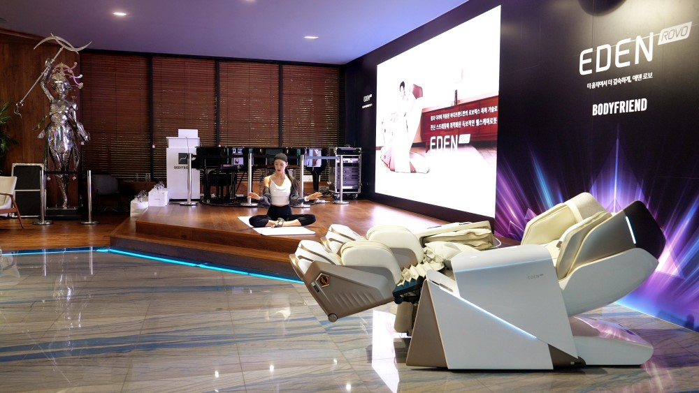 전신 스트레칭 클래스에서 강연 중인 강하나 스트레칭 강사