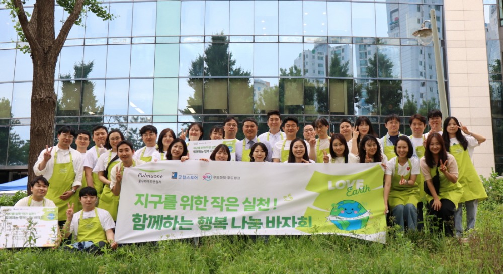 풀무원푸드앤컬처는 23일 서울 송파구 송파동 풀무원푸드앤컬처 사옥에서 임직원과 함께하는 ‘행복나눔 바자회’를 개최했다. 바자회 종료 후 풀무원푸드앤컬처 임직원들이 기념 촬영을 하고 있다.