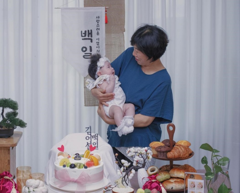 오 씨 자녀가 할머니와 사진을 찍은 모습