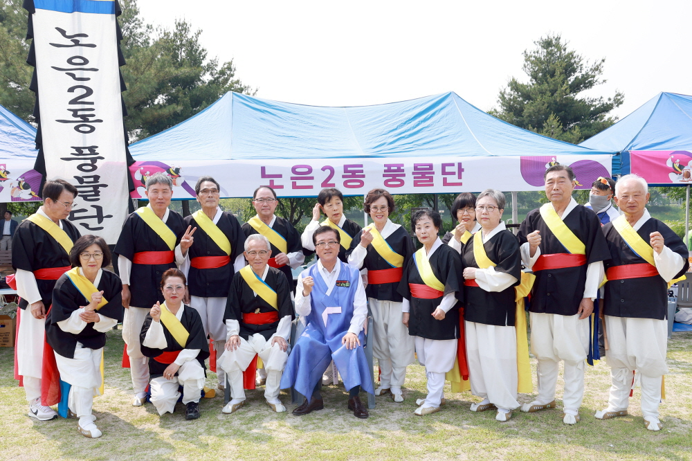 조원휘 대전시의장이 '유성단오제 및 한마음 풍물대동제'에 참여한 풍물단과 기념촬영을 하고 있다. (대전시의회 제공)