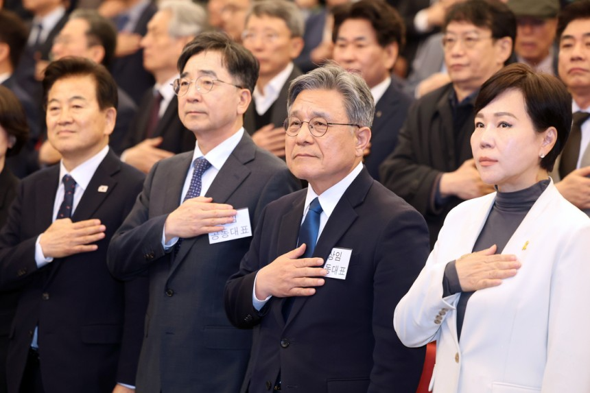 싱크탱크 ‘성장과 통합’ 출범식에서 정동영 더불어민주당 의원, 유종일·허민 상임 공동대표, 전현희 민주당 의원(왼쪽부터)이 국기에 경례하고 있다. 연합뉴스