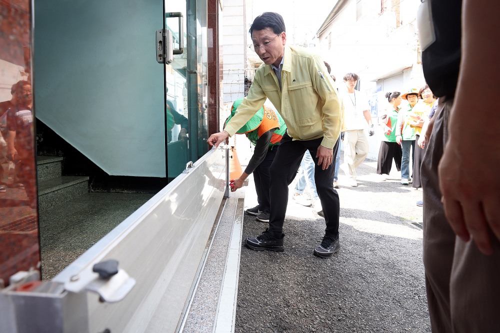 반지하주택 밀집지역에서 현장점검