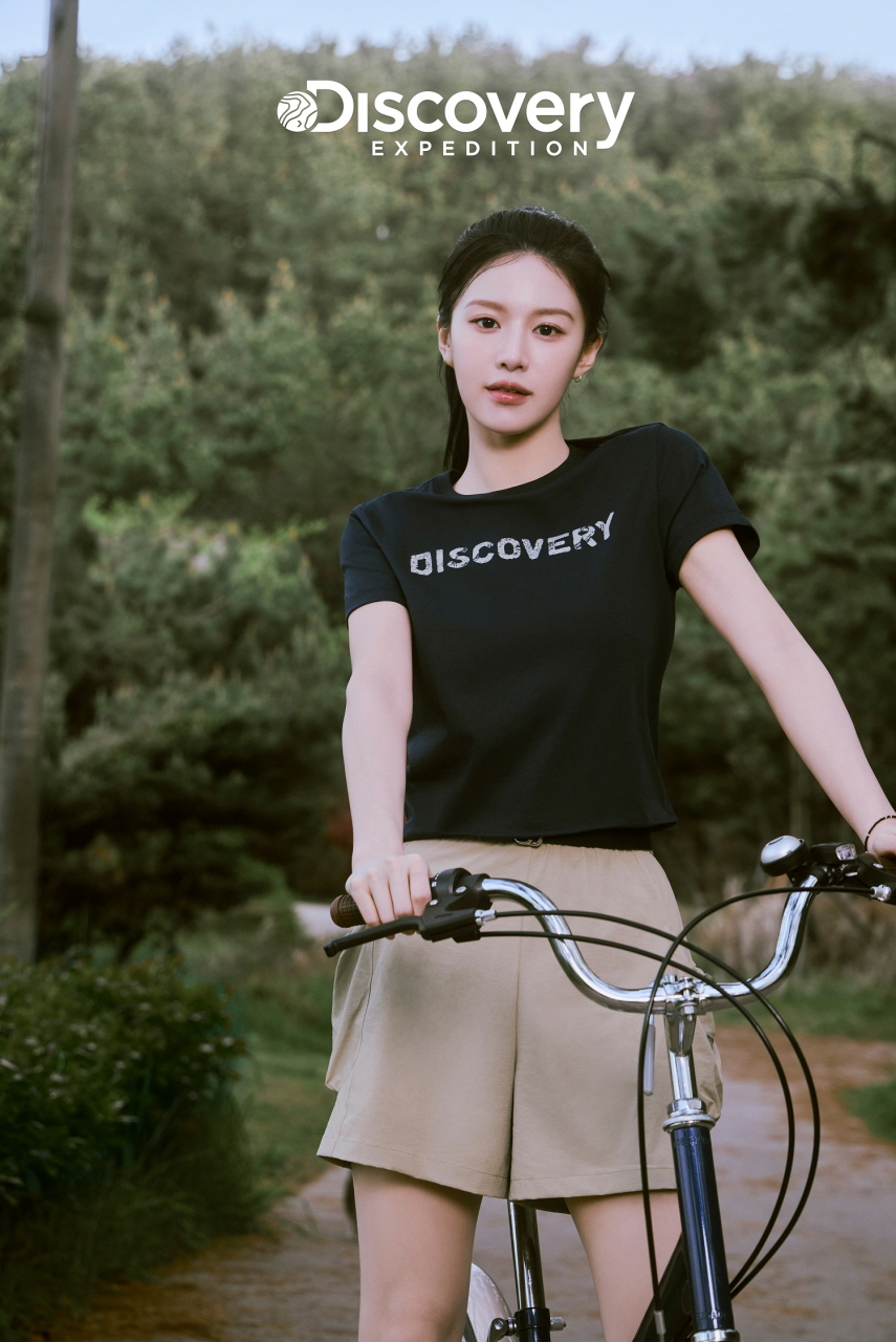 디스커버리 익스페디션, 고윤정 ‘프레시벤트 버뮤다팬츠’ 여름 화보 공개