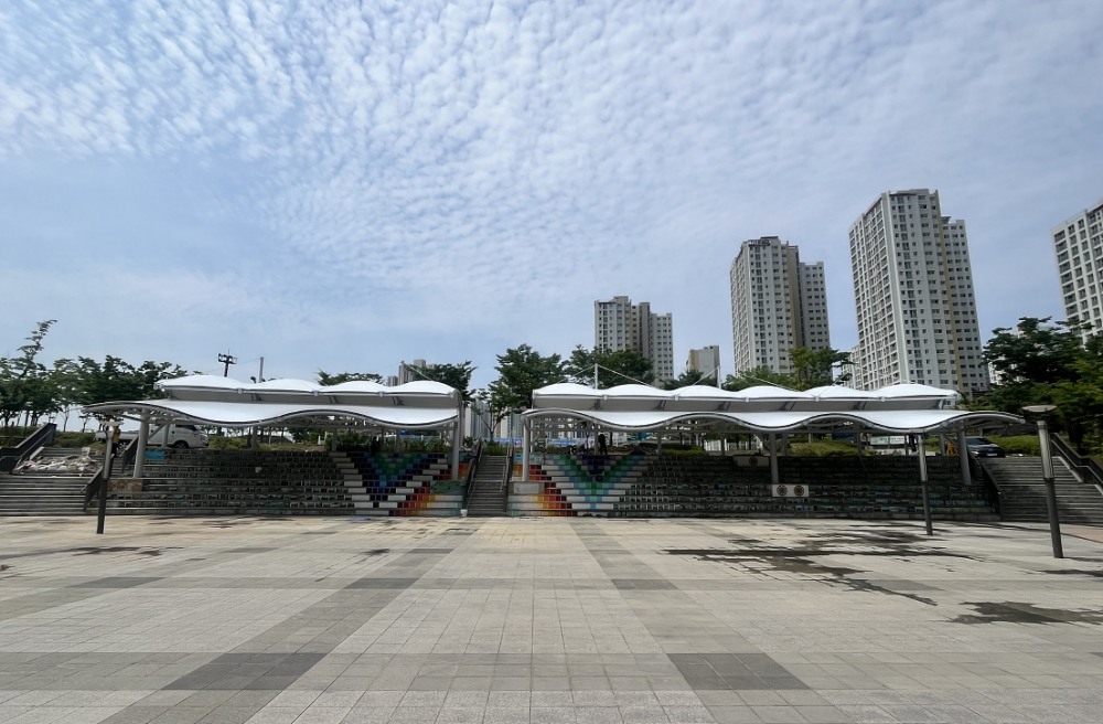 미사호수공원 계단광장에 설치된 예술형 그늘막 조형쉐이드