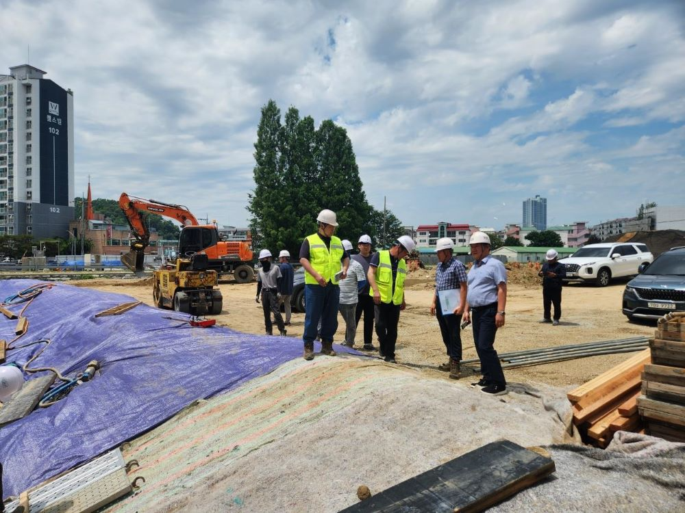 천안시가 장마철대비 재해예방위한 도로공사 현장점검에 나섰다.(사진=천안시청 제공)