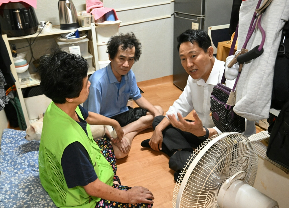 23일 폭염 대비 쪽방촌 현장 점검에 나선 오세훈 서울시장이 영등포 쪽방촌 주민과 대화를 나누고 있다. (서울시 제공)