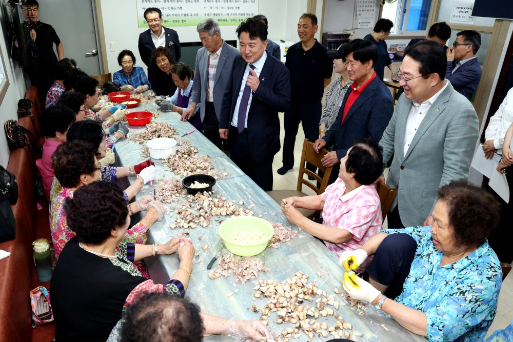 충북 김영환 도지사 지난25일 옥천군 문정 경로당 '일하는 밥퍼' 현장방문사진 (사진제공=충북도청)