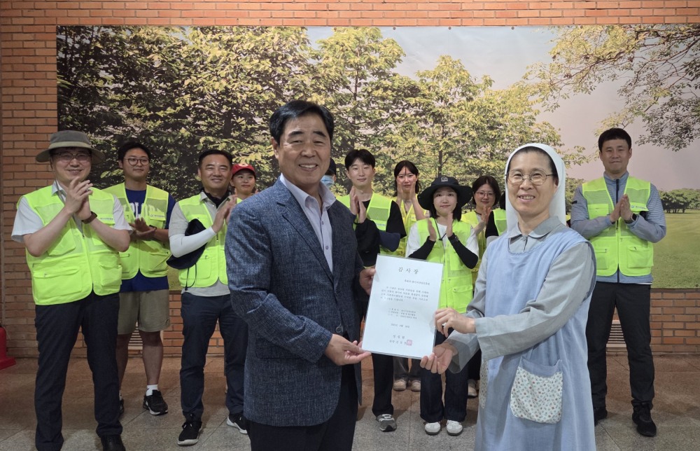 성심원에서 감사장 수상