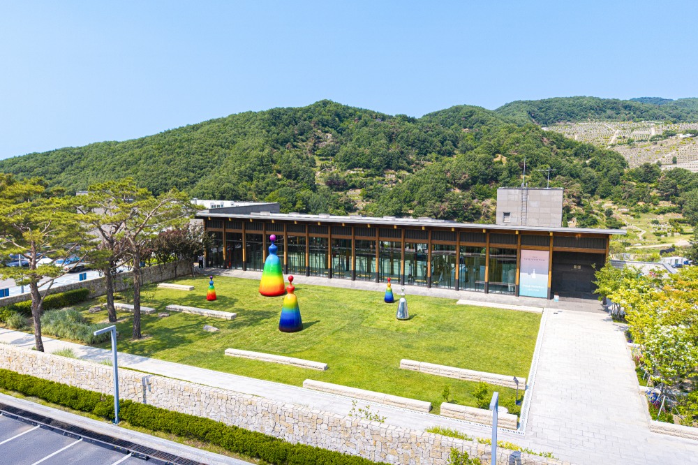 아너스톤, ‘2025 대한민국 소비자만족도 1위’ 3년 연속 수상 영예