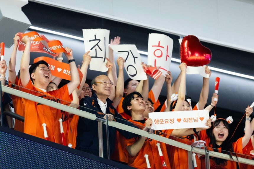 김승연 한화그룹 회장(앞줄 왼쪽 두번째)가 3일 대전 한화생명 볼파크에서 직원들과 한화이글스를 응원하고 있다. 한화그룹 제공