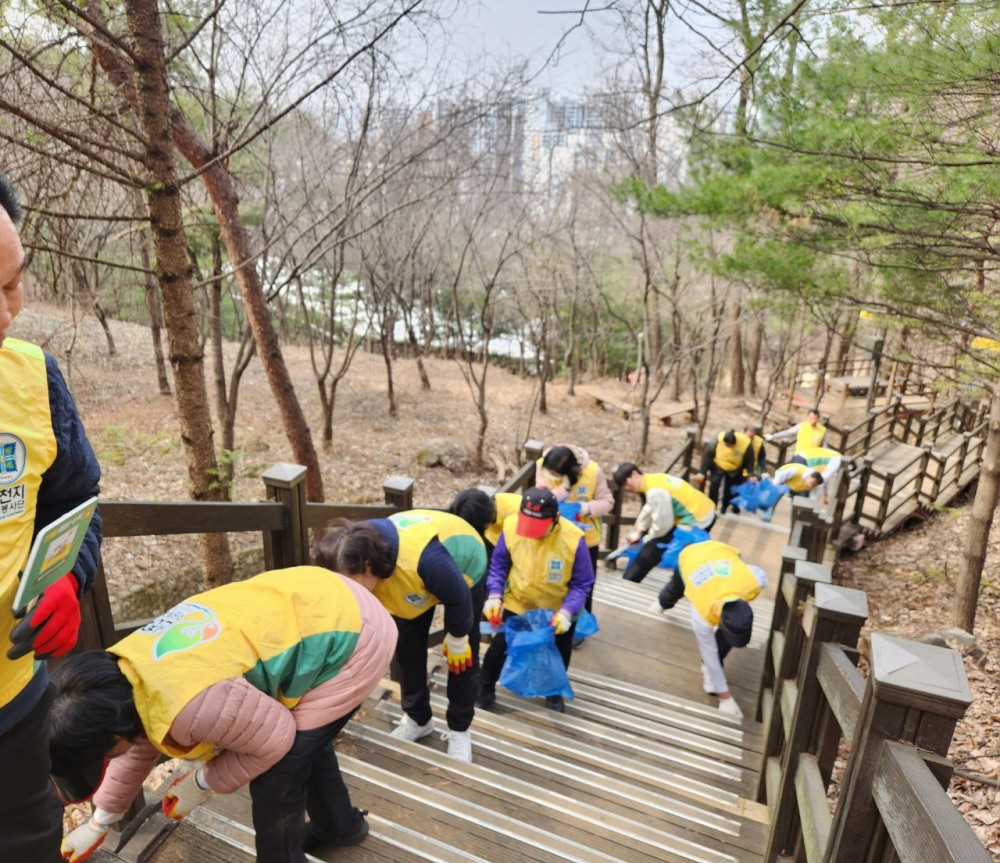신천지 자원봉사단 광명지부가 도덕산에서 낙엽 및 쓰레기 줍기 봉사활동을 하는 사진(사진제공: 신천지자원봉사단 광명지부)