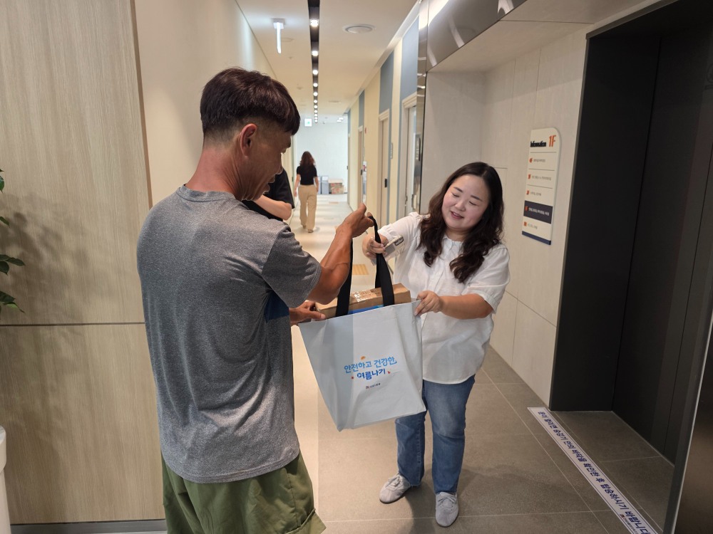 폭염에 취약한 1,000가구에 피해 예방 물품을 배부