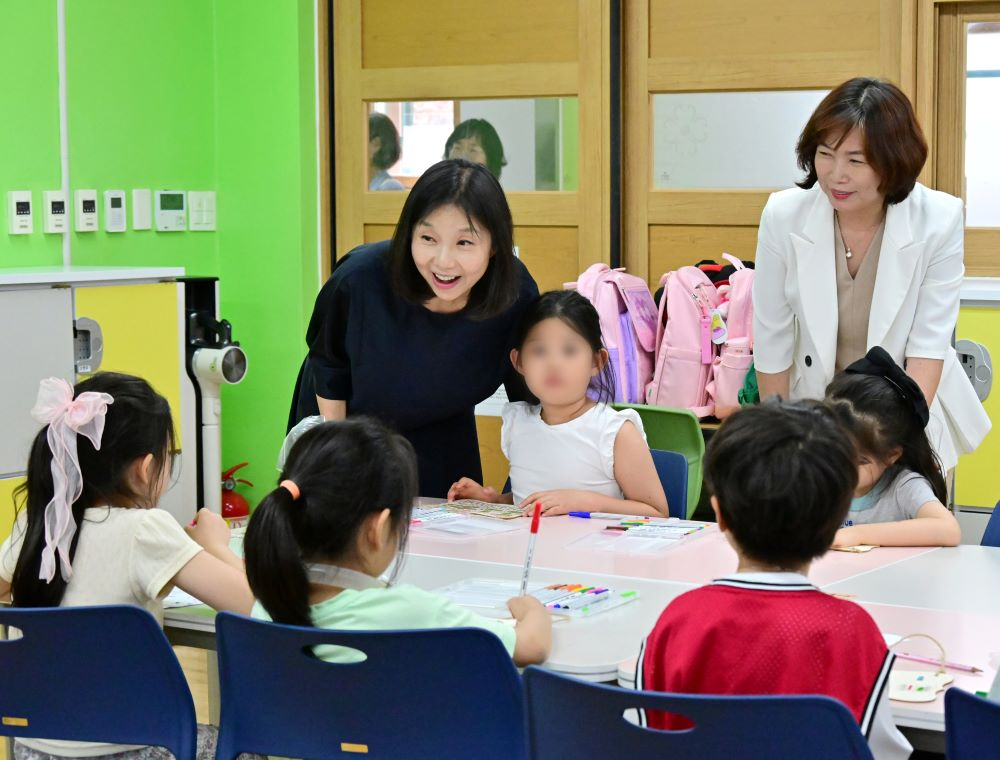서울시의회 최호정 의장이 동대문구 이문초등학교를 방문해 폭염대응책을 긴급 점검했다.(사진=서울시의회)