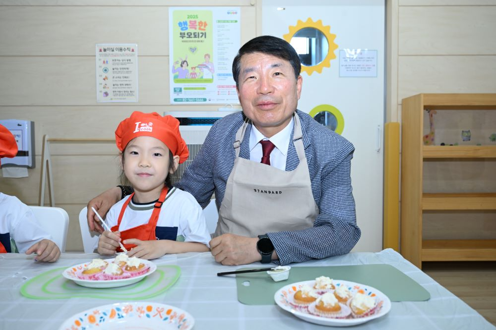 백경현 구리시장이 민선8기‘아이 키우기 좋은 도시'공약사업현장중 어린이 체험장과 장난감도서관을 방문했다.