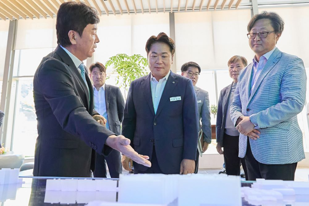 아산시 오세현 시장이 민생경제회복을 위한 일환으로 삼성디스플레이 아산캠퍼스를 방문해 상생협력 방안을 논의했다.