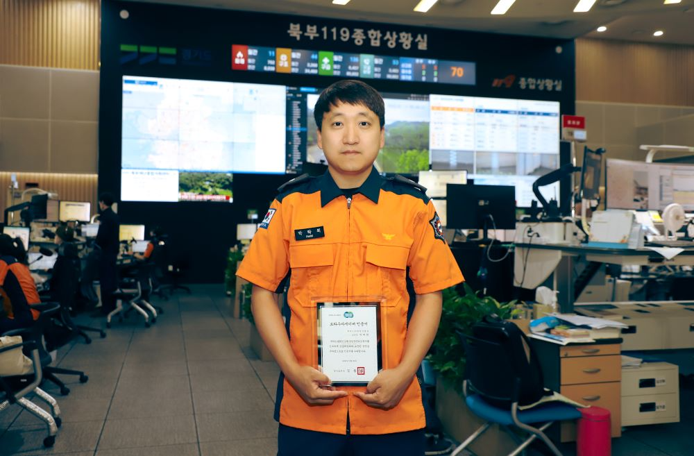 경기도북부소방재난본부 박락희 소방위가 헬기이송기반 응급의료체계(Heli-EMS) 시범사업 중 최초로 ‘트라우마 세이버’인증을 수상했다