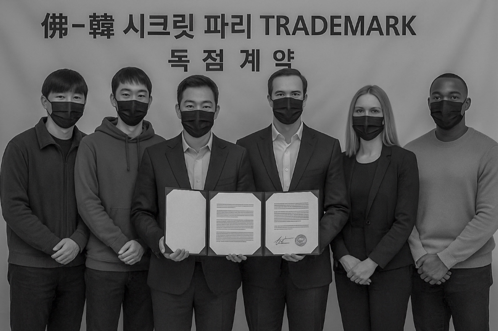 ‘시크릿파리’가 프랑스 본사와의 TRADEMARK 독점 계약을 체결하고 기념촬영을 하고 있다. (사진=시크릿파리 제공)