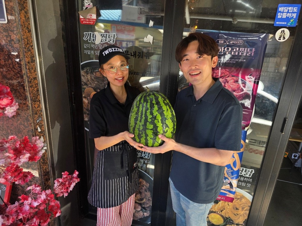 ㈜기영에프앤비, 초복 맞아 전국 가맹점주에 수박 전달…“무더위 속 감사의 마음 전해”
