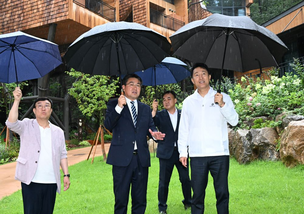 오세훈 서울시장이 서울시 첫 자연휴양림 수락산 '수락 휴(休)' 시설을 둘러보고 있다.(서울시청 제공)