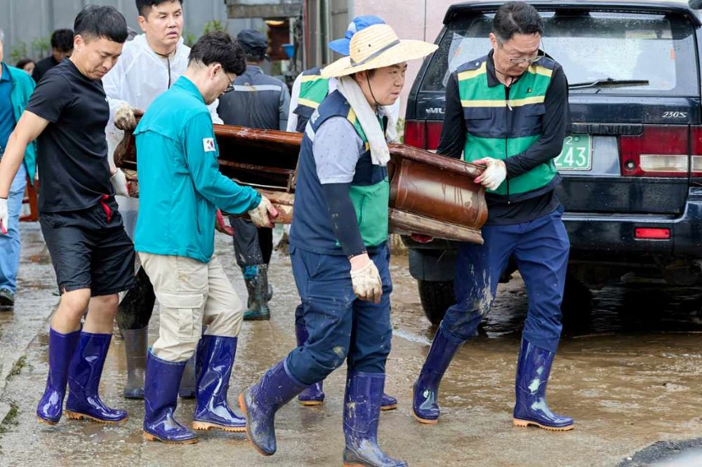 아산시 공무원·군인·단체가 피해복구 현장에 투입돼 복구작업을 돕고 있다.