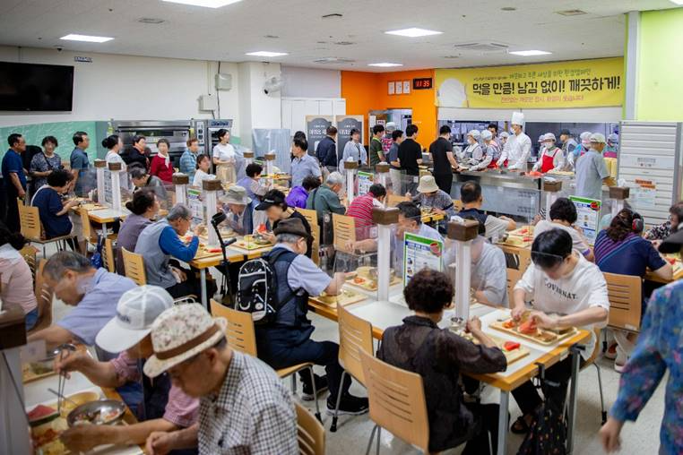 18일 과천시장애인복지관에서 진행된 초복맞이 특식 봉사활동 전경