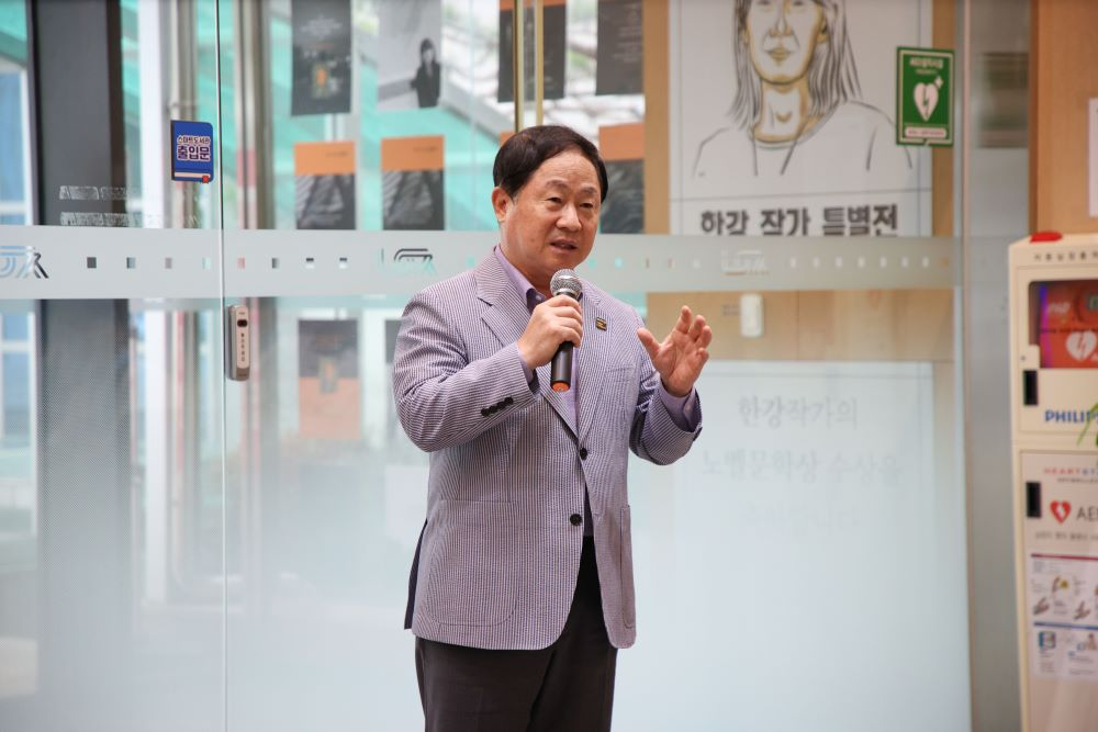 주광덕 남양주시장이 자매도시중국 창저우시로 떠나는 청소년 국제교류단 출국 환송회에서 청소년들을 격려했다.