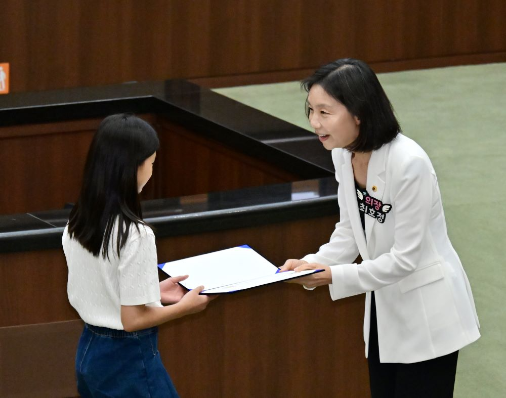 청소년시의원에게 당선증 수여하는 최호정 의장