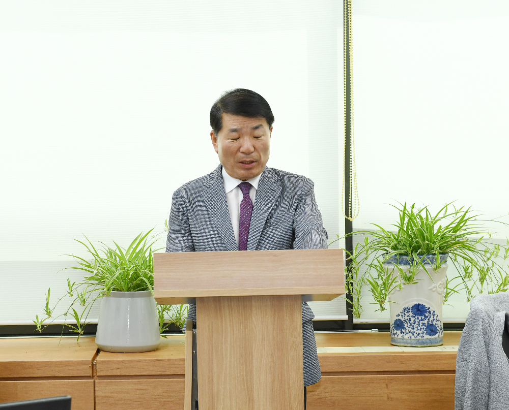 백경현 구리시장이 22일 시청 4층 기자실에서 사과 성명서를 발표했다.