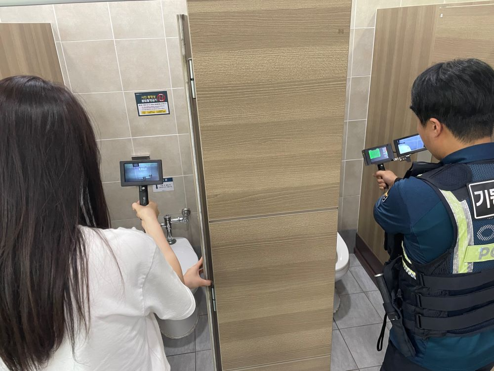 천안시가 휴가철을 앞두고 천안서북경찰서 등과 함께 공중화장실 합동점검을 실시했다.(천안시청 제공)