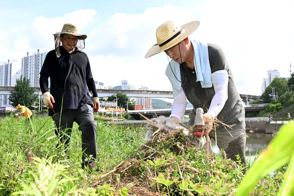 김동근 시장이 7월 23일 하천변 집중호우 피해 복구 작업을 하고 있다.