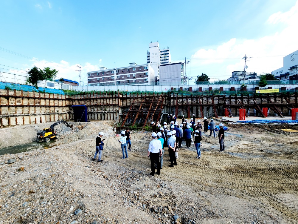건립 공사 중인 다목적체육시설