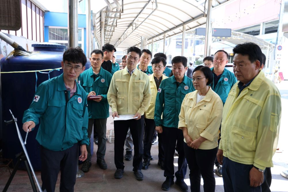 충남도 박정주 행정부지사가 27일 한성숙 중소벤처기업부 장관과 함께 당진전통시장을 찾아 피해 복구 상황을 점검했다.